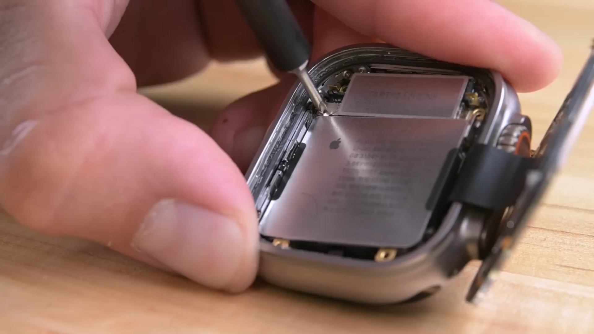 کالبدشکافی اپل واچ اولترا نحوه تعمیر آن را نشان می‌دهد + ویدیو