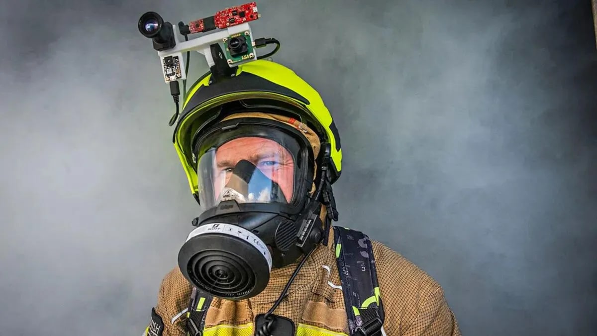 کلاه ایمنی مجهز به هوش مصنوعی به آتش‌نشان‌ها قدرت ابرقهرمانی می‌دهد + عکس