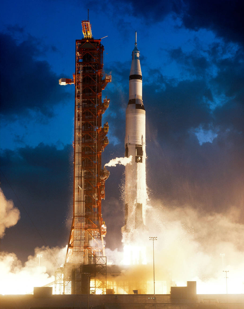 ساترن ۵ با ماموریت آپولو ۴ پرتاب شد