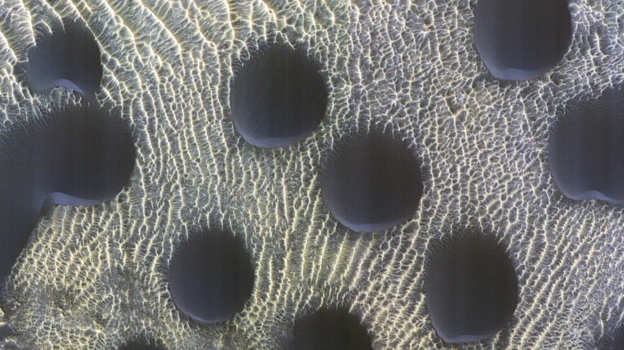 ناسا تصویری عجیب از تپه‌های شنی دایره‌ای مریخ منتشر کرد! + عکس, لپ تاپ استوک